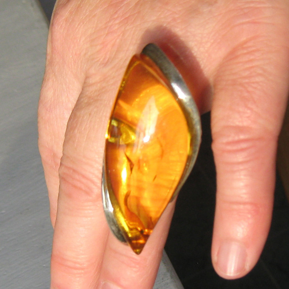 Einzigartiger Fingerring aus Bernstein und Silber