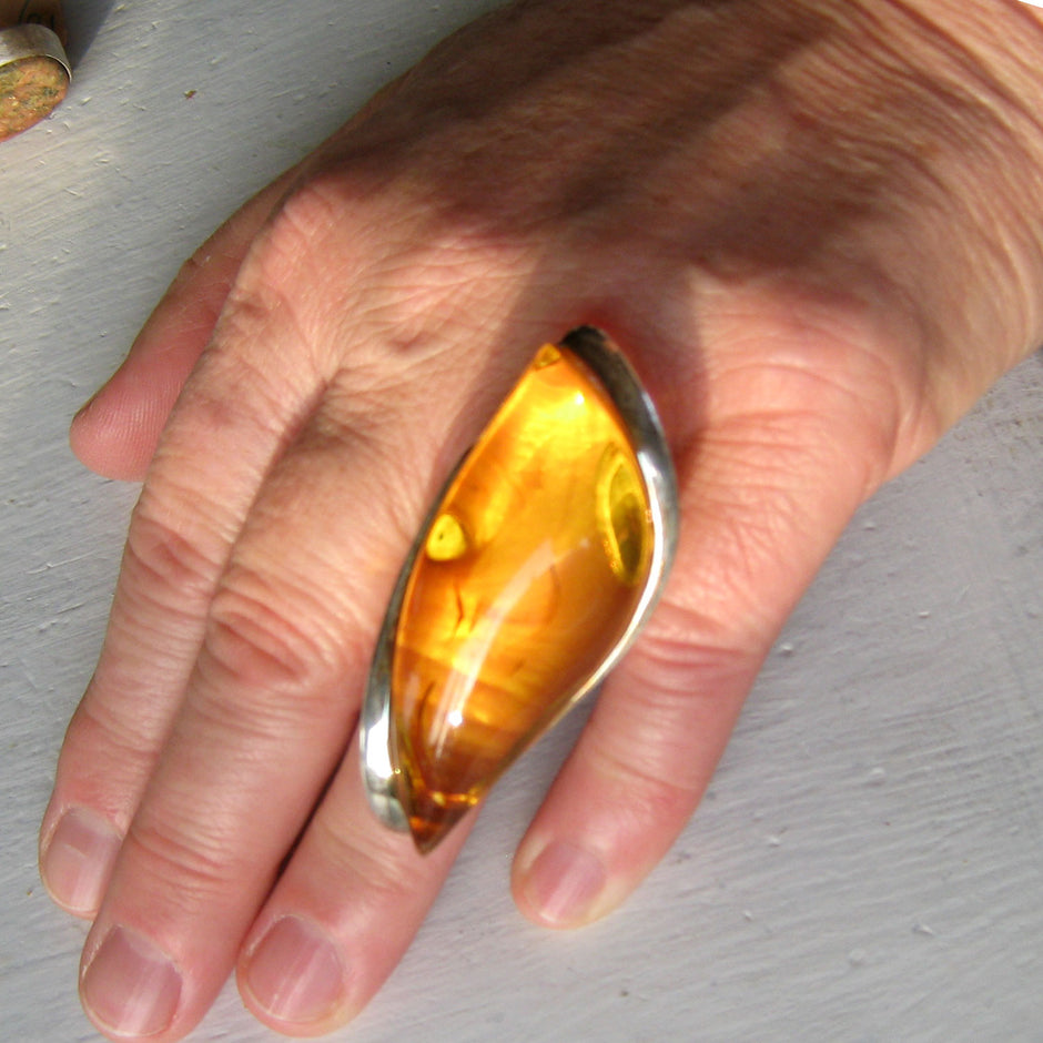 Einzigartiger Fingerring aus Bernstein und Silber