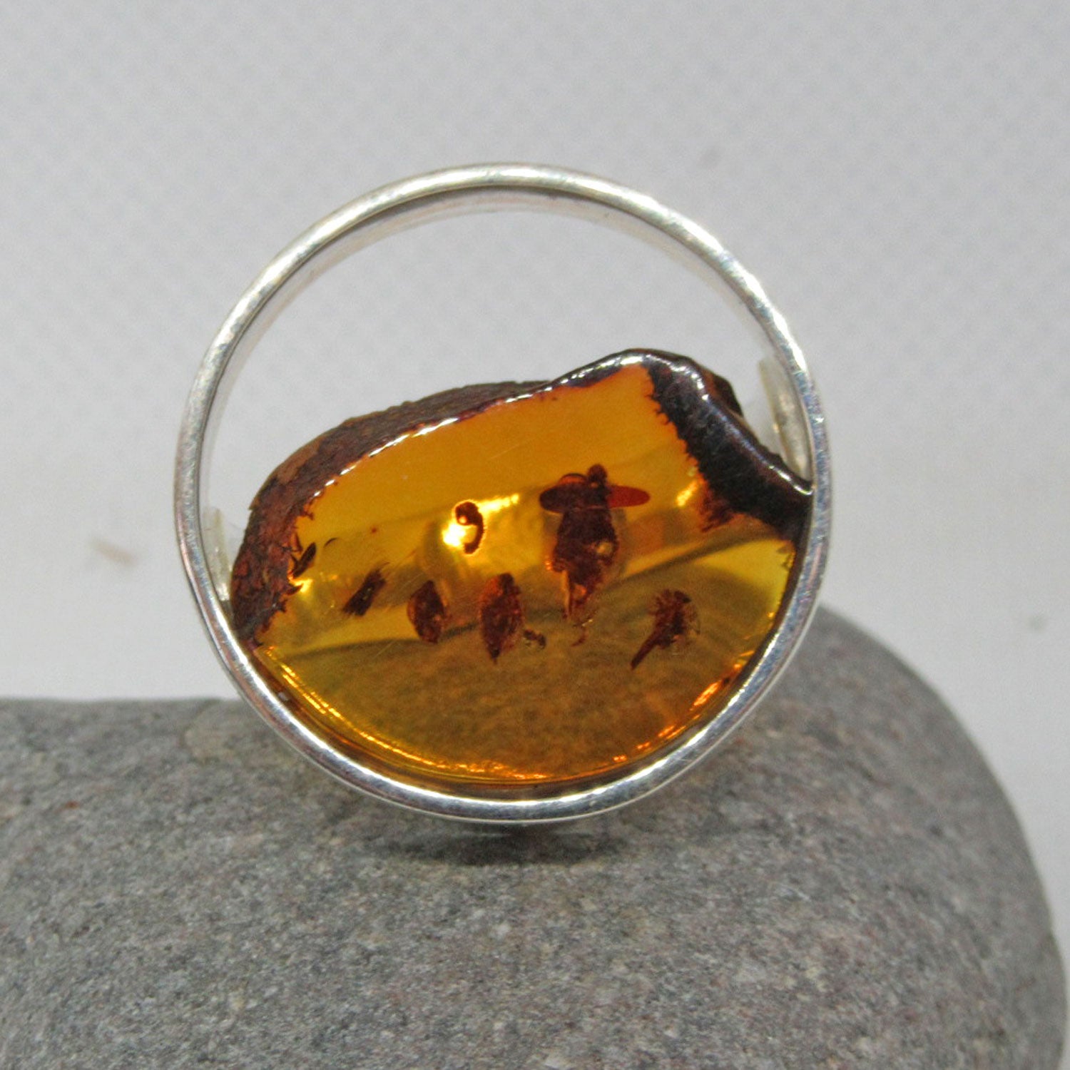 Edler Fingerring aus Silber und Bernstein mit Einschlüssen