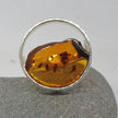 Edler Fingerring aus Silber und Bernstein mit Einschlüssen