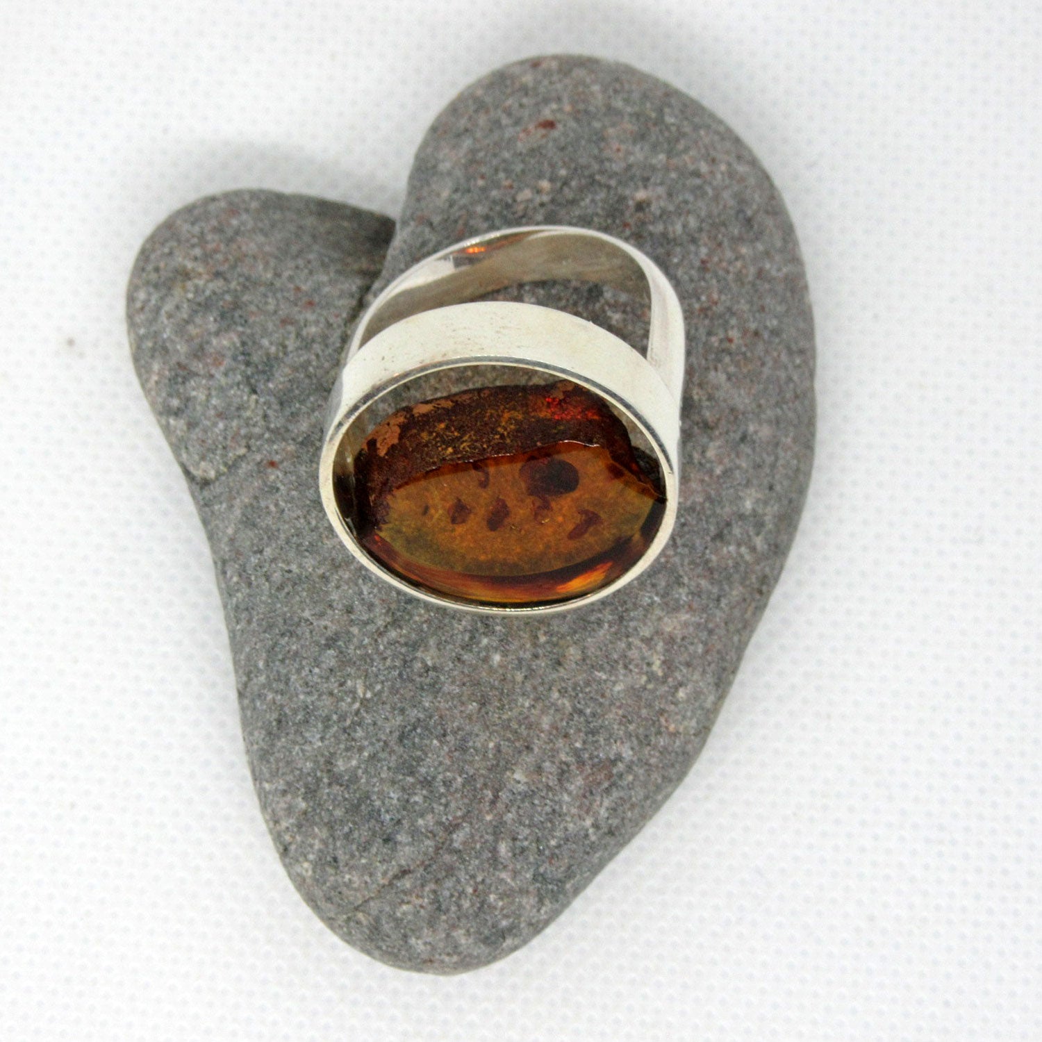 Edler Fingerring aus Silber und Bernstein mit Einschlüssen