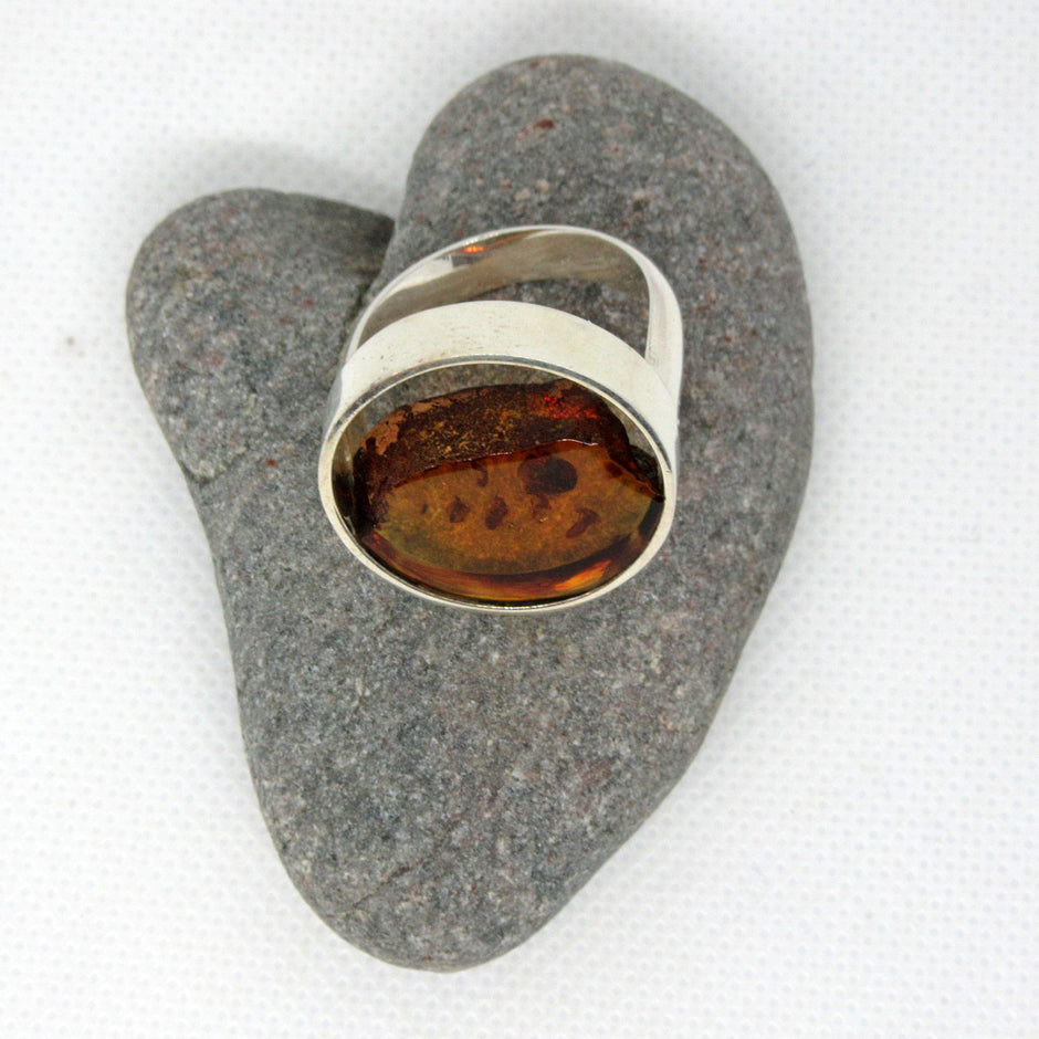 Edler Fingerring aus Silber und Bernstein mit Einschlüssen