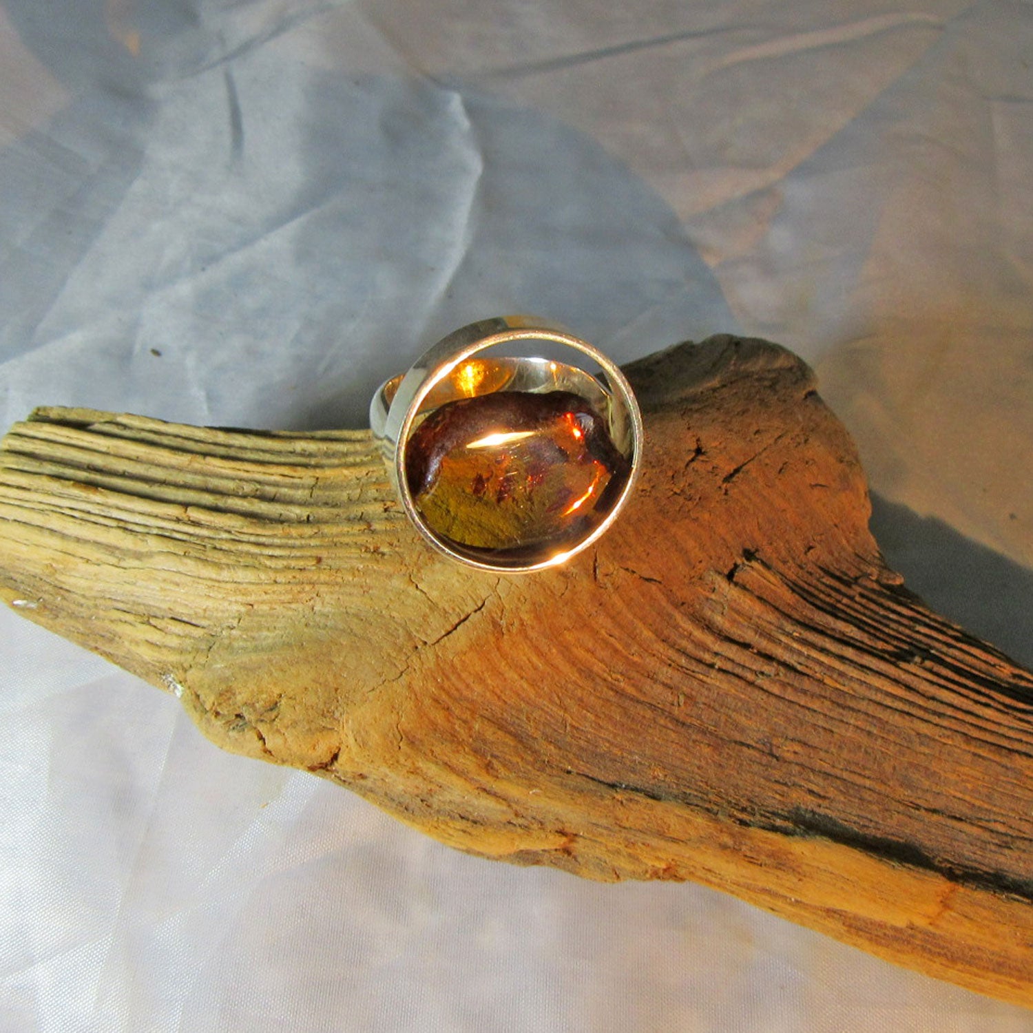 Edler Fingerring aus Silber und Bernstein mit Einschlüssen