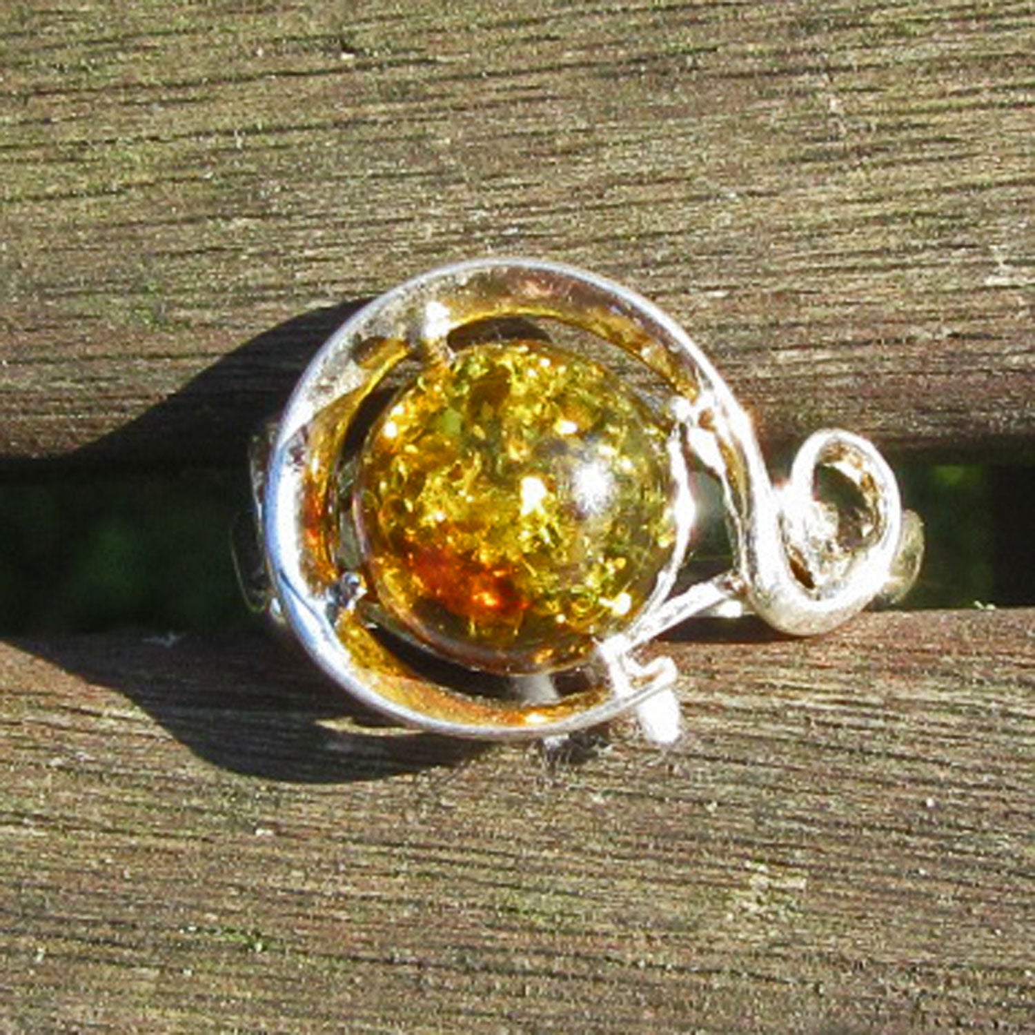 Eleganter Fingerring aus Silber und Bernstein, Unikat