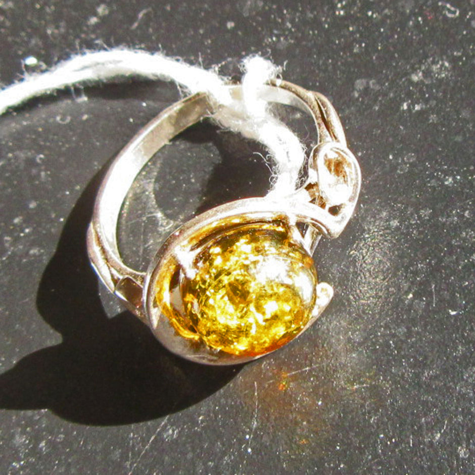 Eleganter Fingerring aus Silber und Bernstein, Unikat