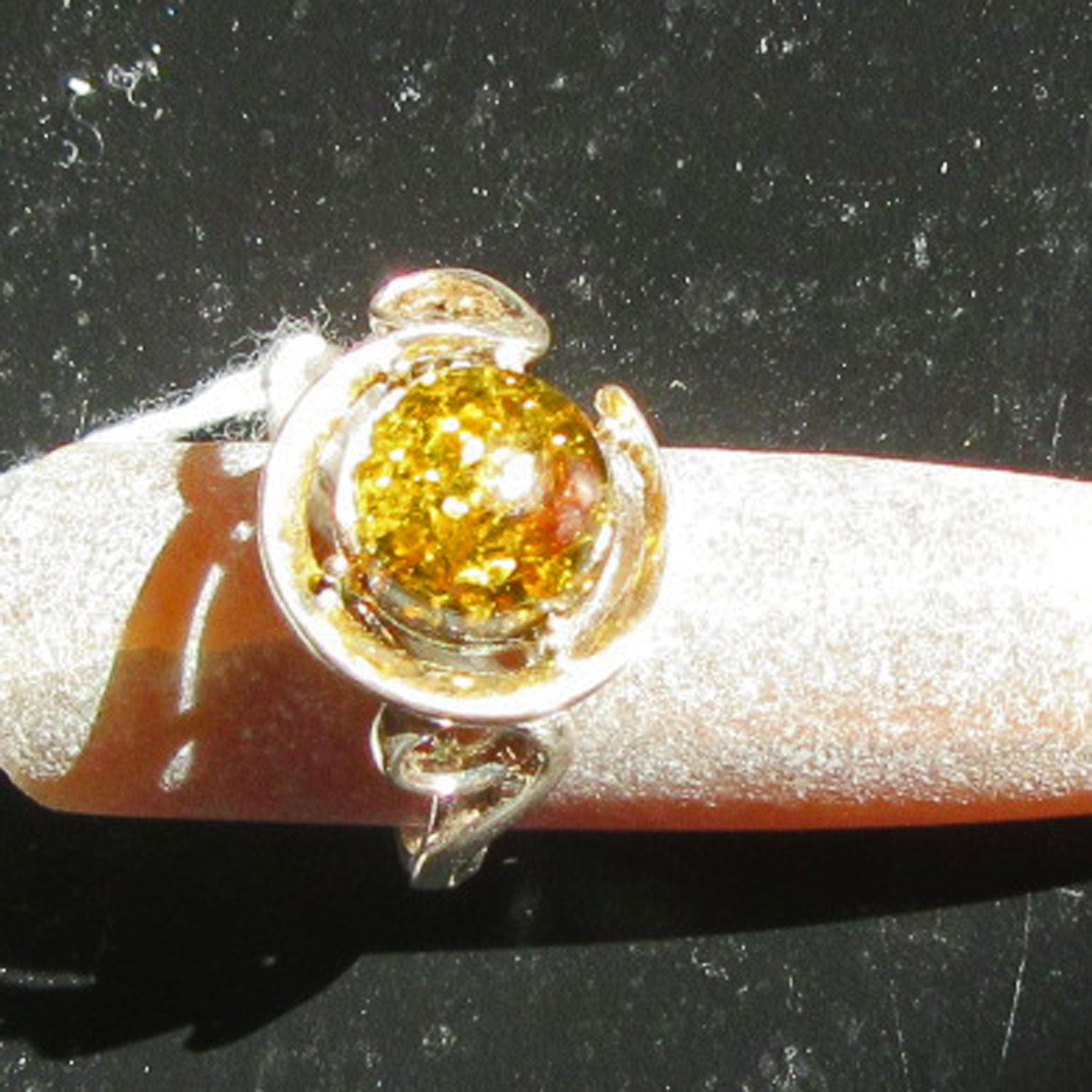 Eleganter Fingerring aus Silber und Bernstein, Unikat