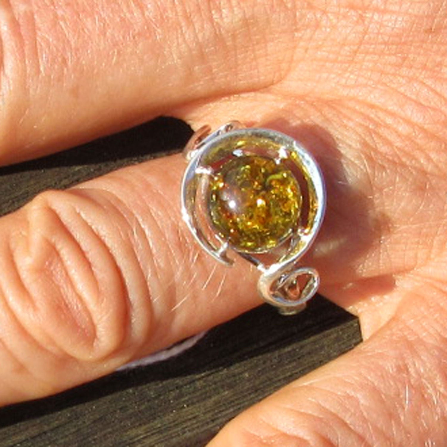 Eleganter Fingerring aus Silber und Bernstein, Unikat