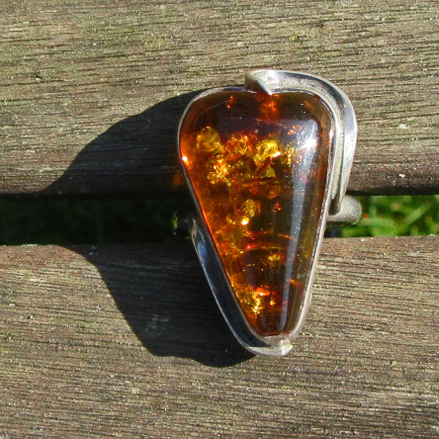 Massiver Fingerring aus Bernstein in Silber, Unikat