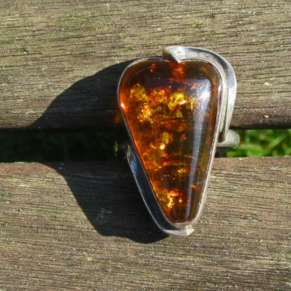 Massiver Fingerring aus Bernstein in Silber, Unikat