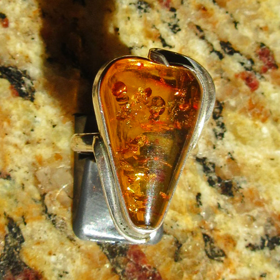 Massiver Fingerring aus Bernstein in Silber, Unikat