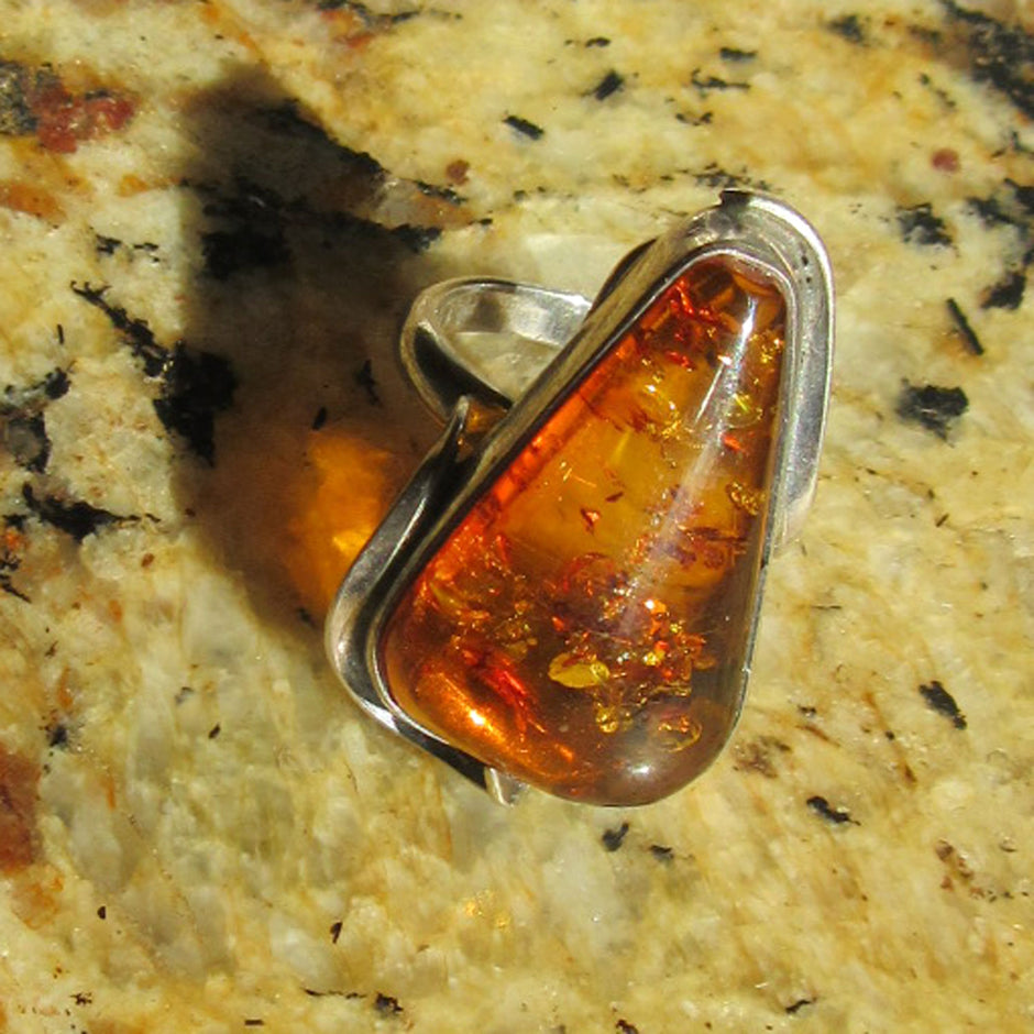 Massiver Fingerring aus Bernstein in Silber, Unikat