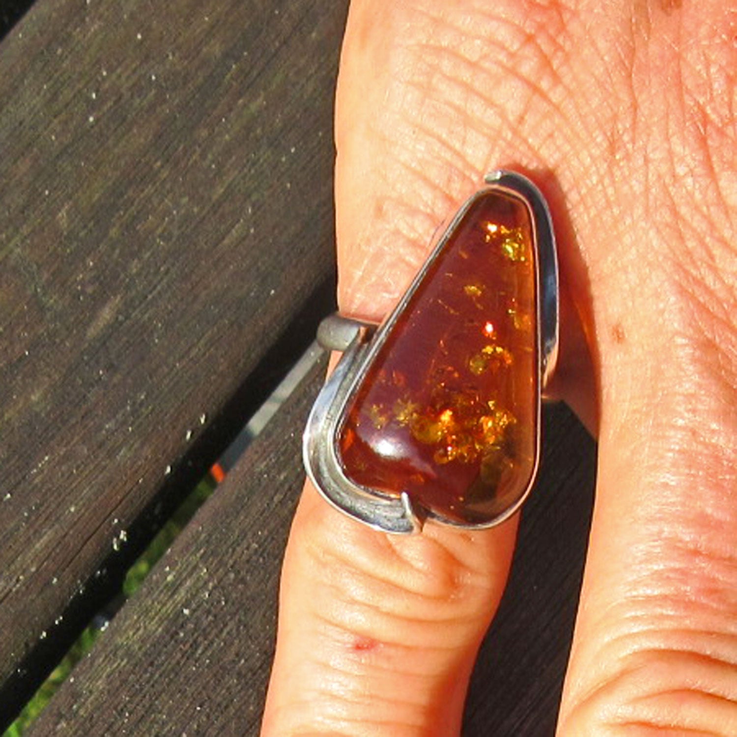 Massiver Fingerring aus Bernstein in Silber, Unikat