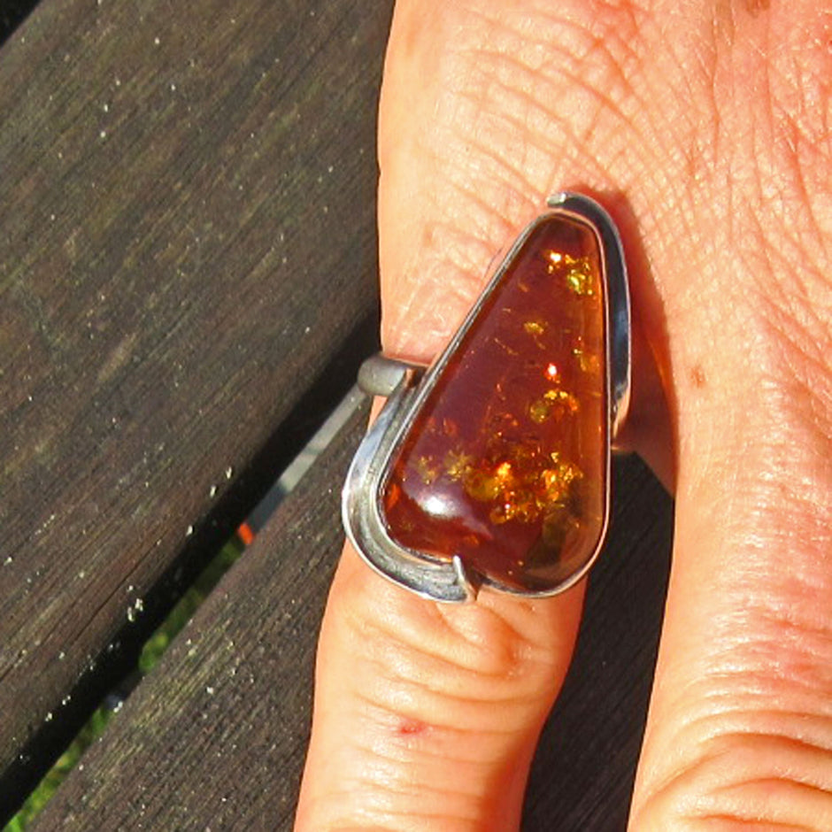 Massiver Fingerring aus Bernstein in Silber, Unikat