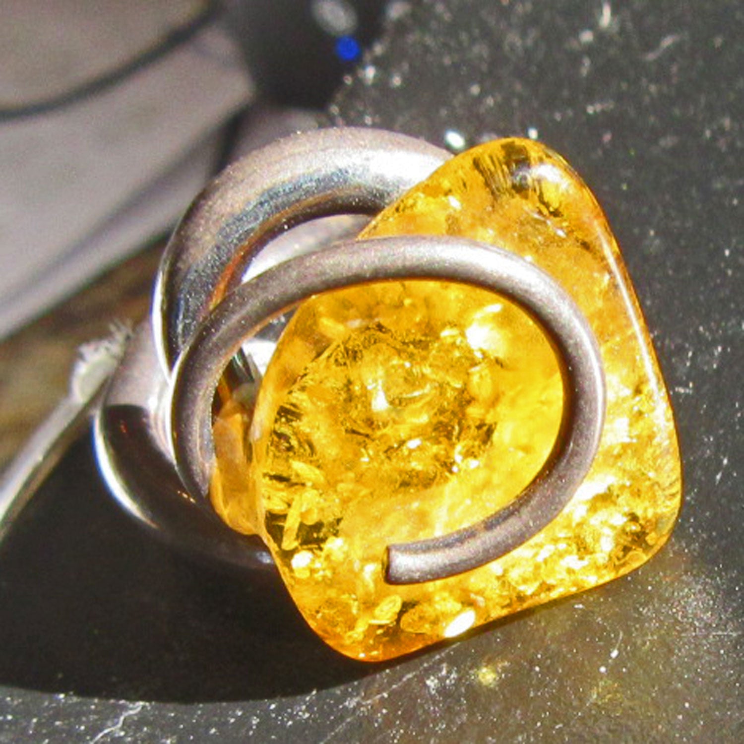 Massiver Fingerring aus Silber mit echtem Bernstein