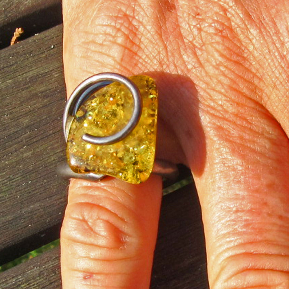 Massiver Fingerring aus Silber mit echtem Bernstein