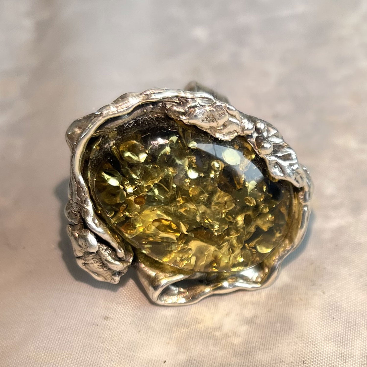 Einzelstück: Fingerring aus 925 Silber und grünem Bernstein