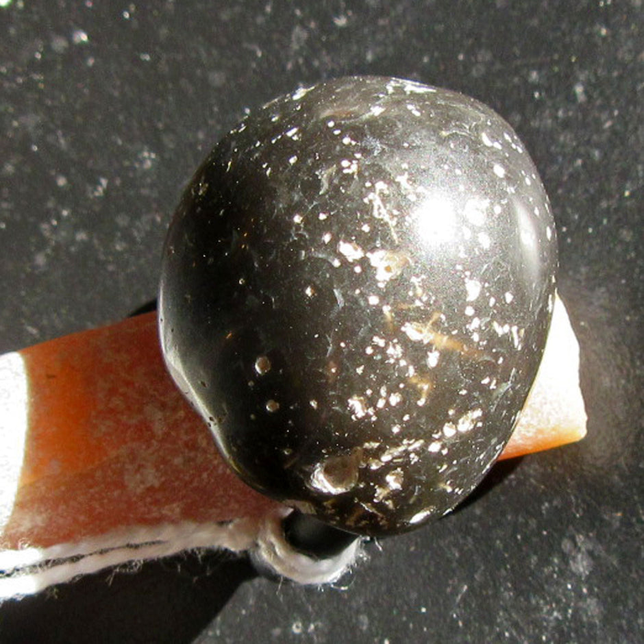 Fingerring aus dunklem Feuerstein mit Kautschukband