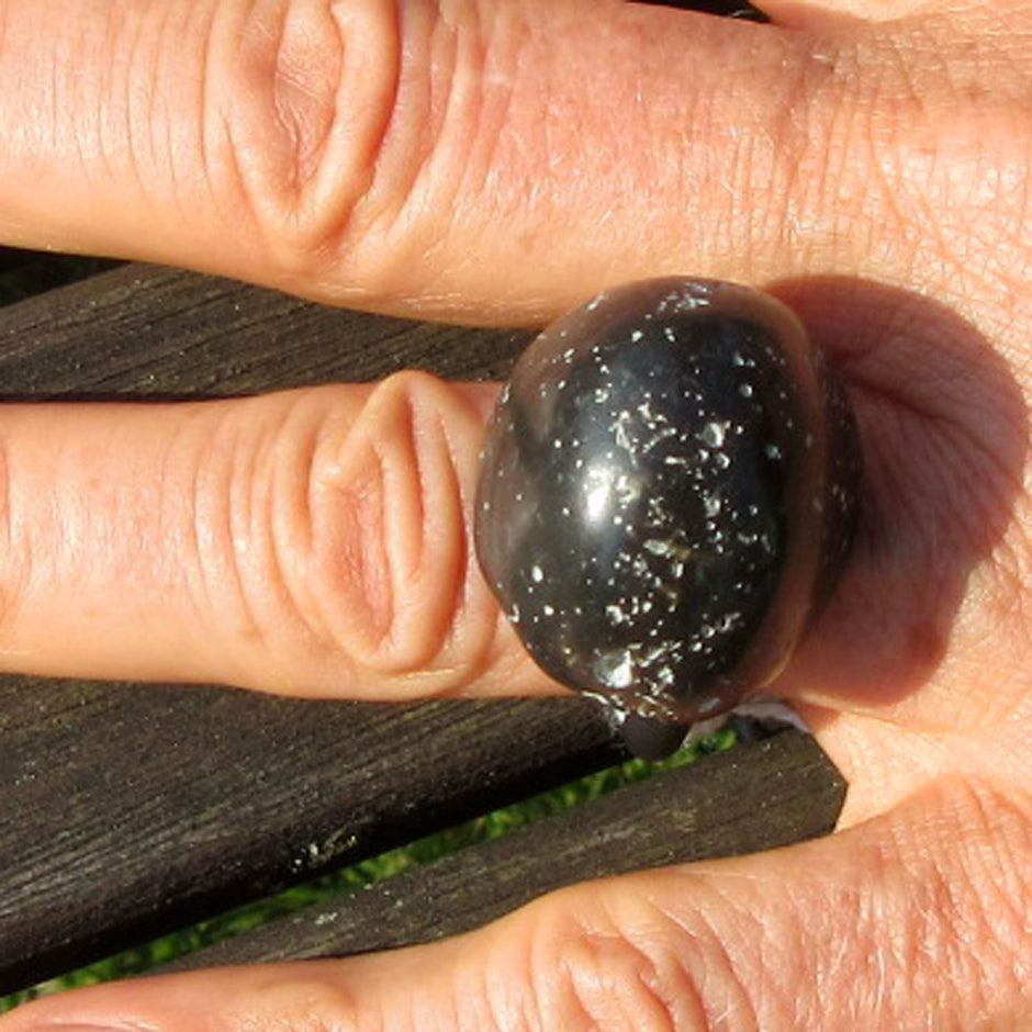 Fingerring aus dunklem Feuerstein mit Kautschukband