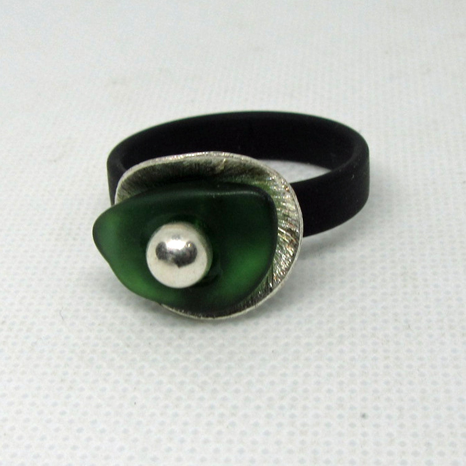 Kautschukring mit grünem Seeglas auf gebürstetem Silber