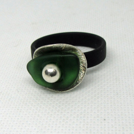 Kautschukring mit grünem Seeglas auf gebürstetem Silber