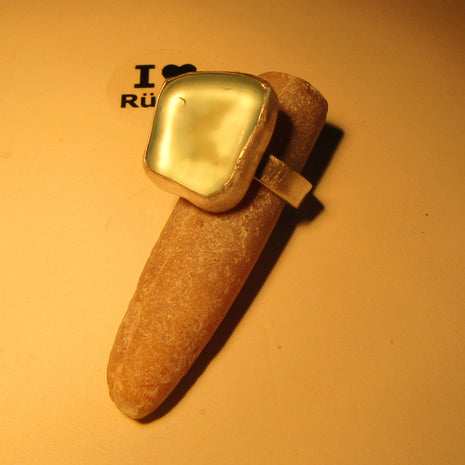 Eleganter Fingerring aus Silber mit poliertem Seeglas
