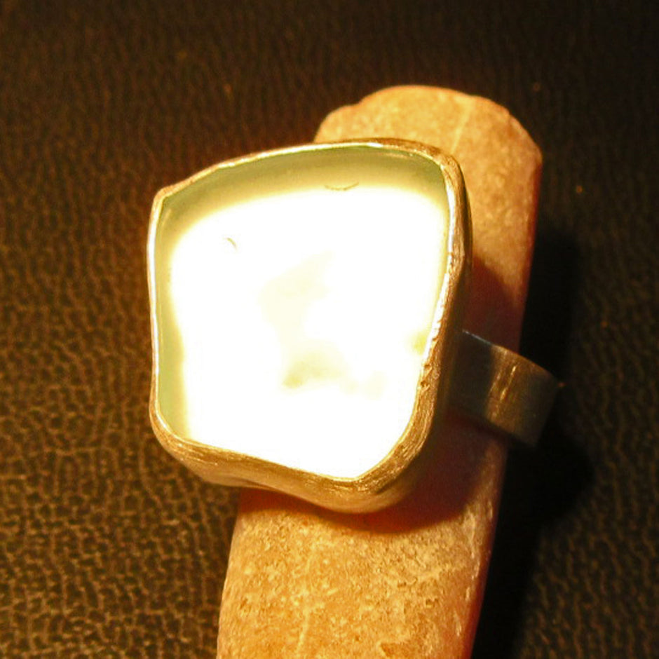 Eleganter Fingerring aus Silber mit poliertem Seeglas