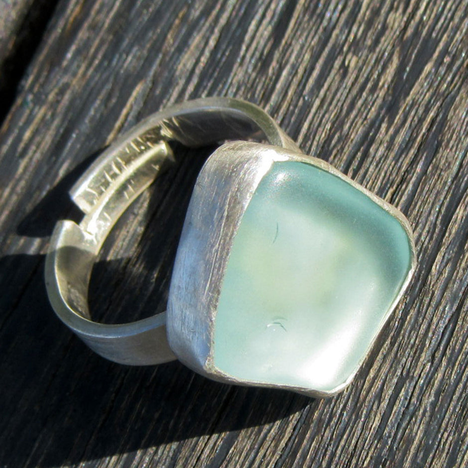 Eleganter Fingerring aus Silber mit poliertem Seeglas