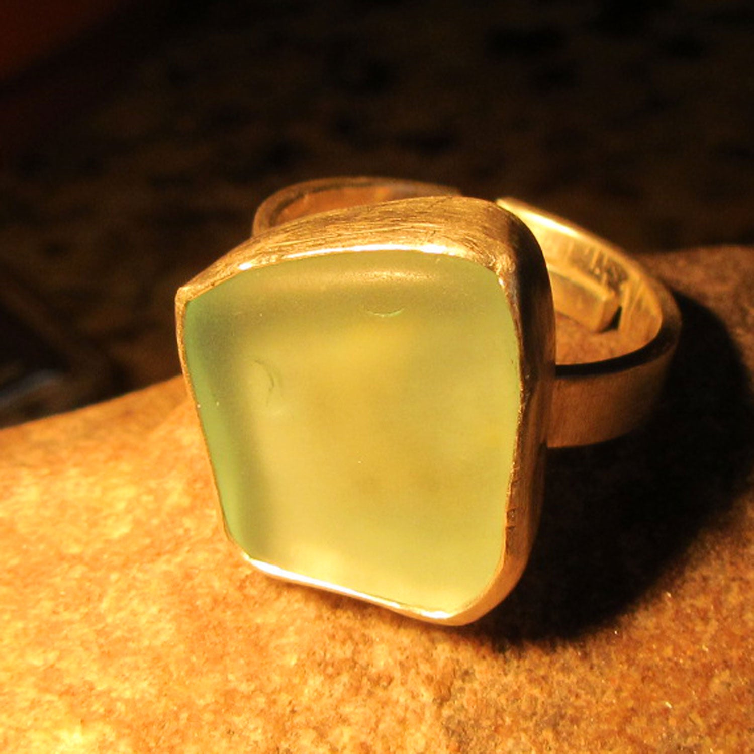 Eleganter Fingerring aus Silber mit poliertem Seeglas