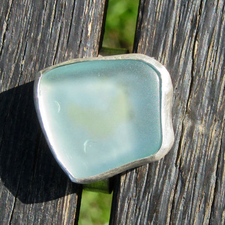 Eleganter Fingerring aus Silber mit poliertem Seeglas