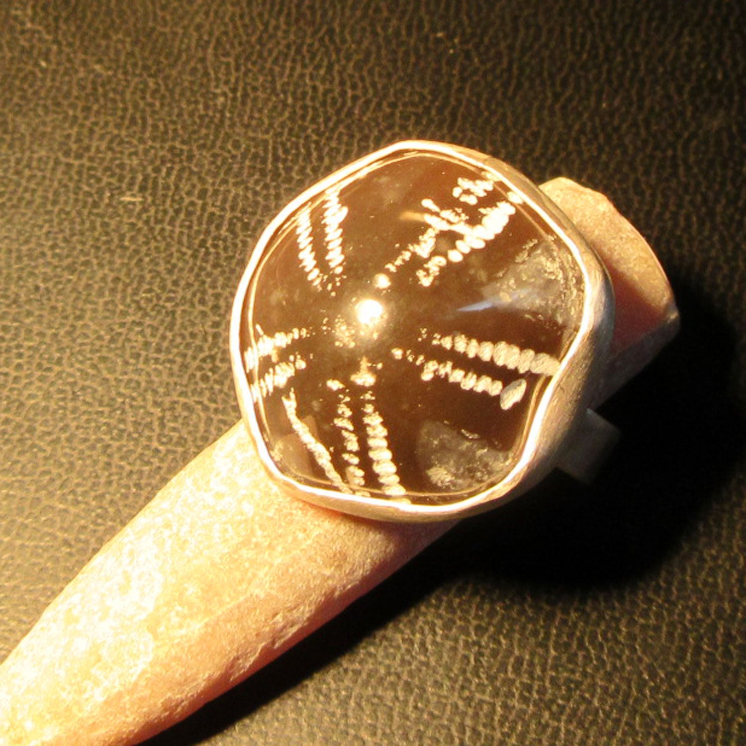 Fingerring aus Silber mit poliertem Seeigel von Rügen