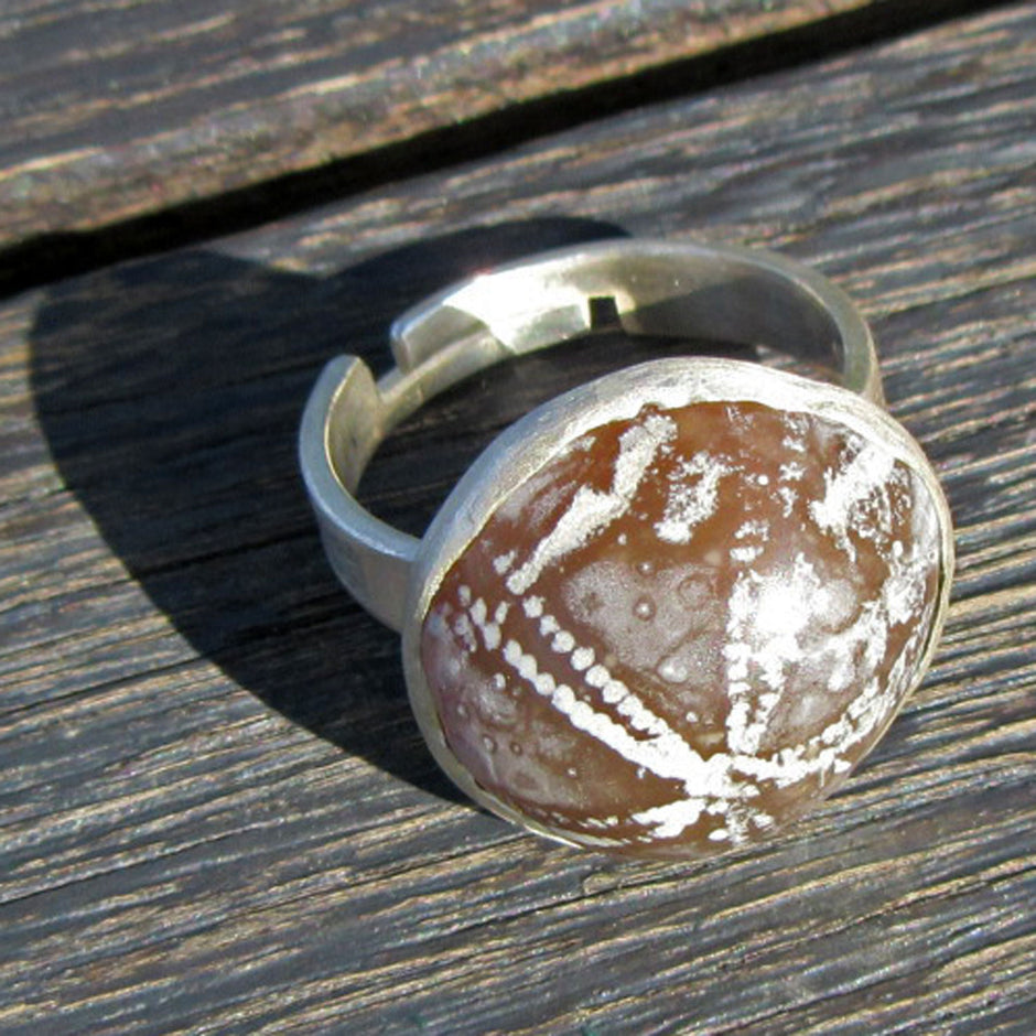 Eleganter Fingerring mit poliertem Seeigel in Silberfassung