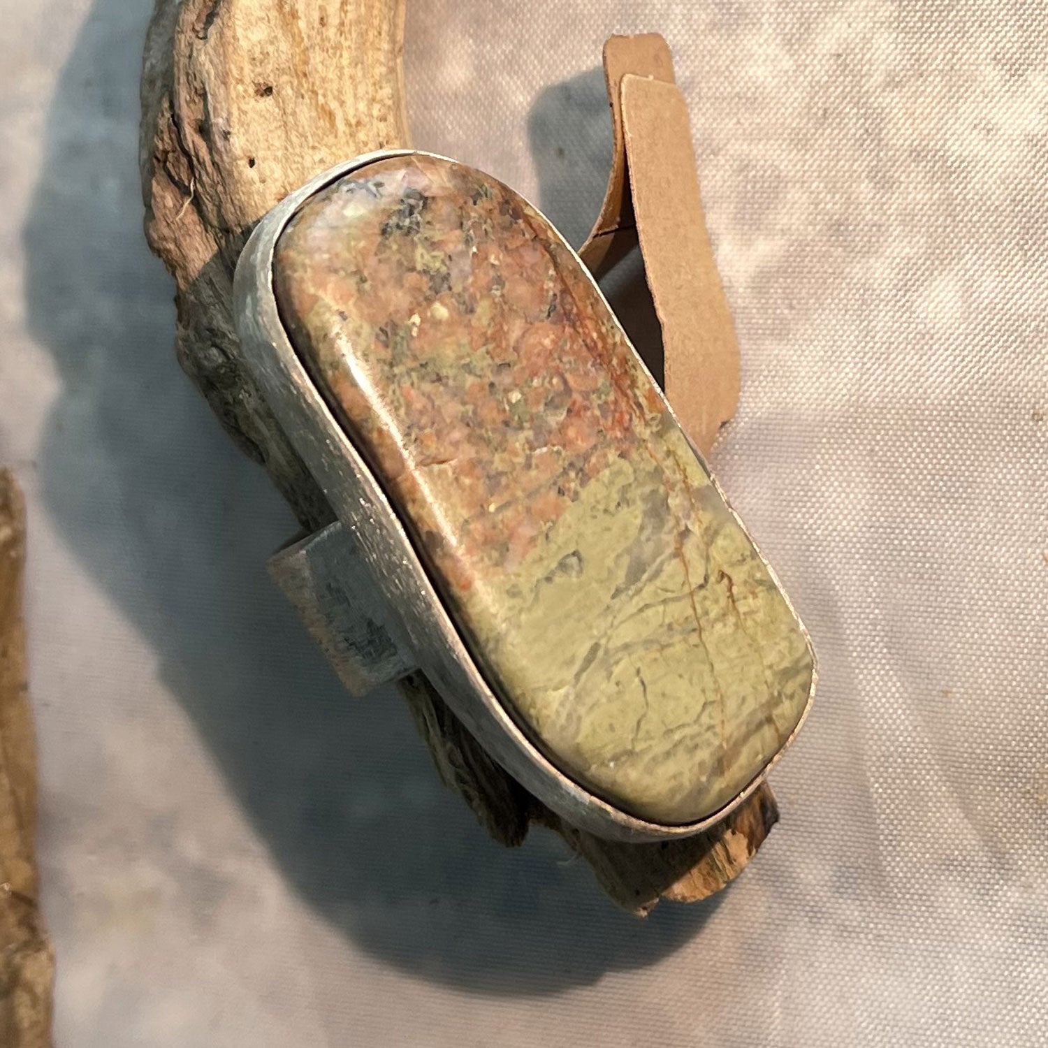 Fingerring aus Silber mit poliertem Unakit von Rügen