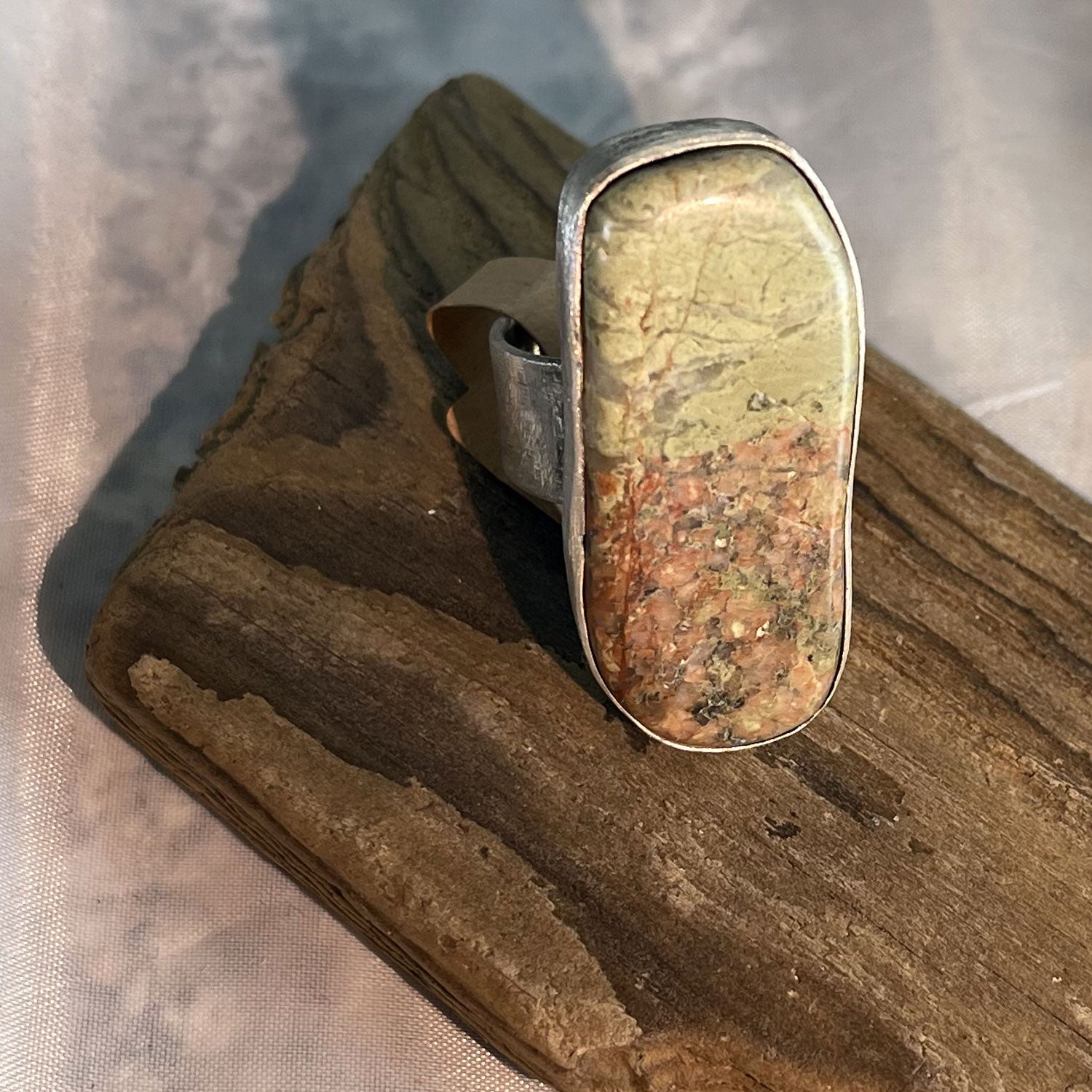 Fingerring aus Silber mit poliertem Unakit von Rügen