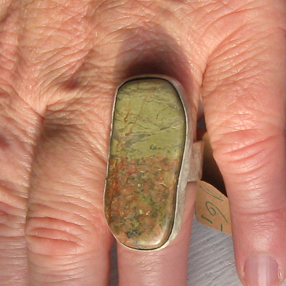 Fingerring aus Silber mit poliertem Unakit von Rügen