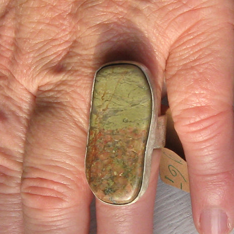 Fingerring aus Silber mit poliertem Unakit von Rügen