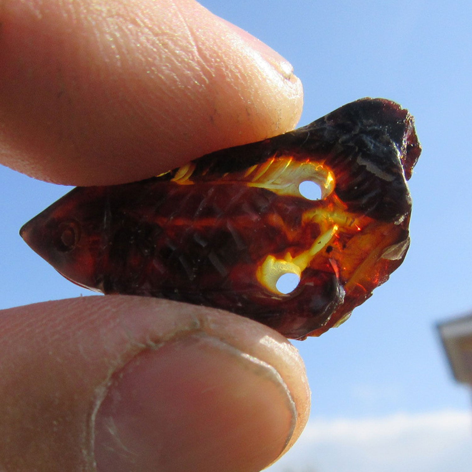 Fisch aus dunklem Bernstein – handgefertigtes Unikat