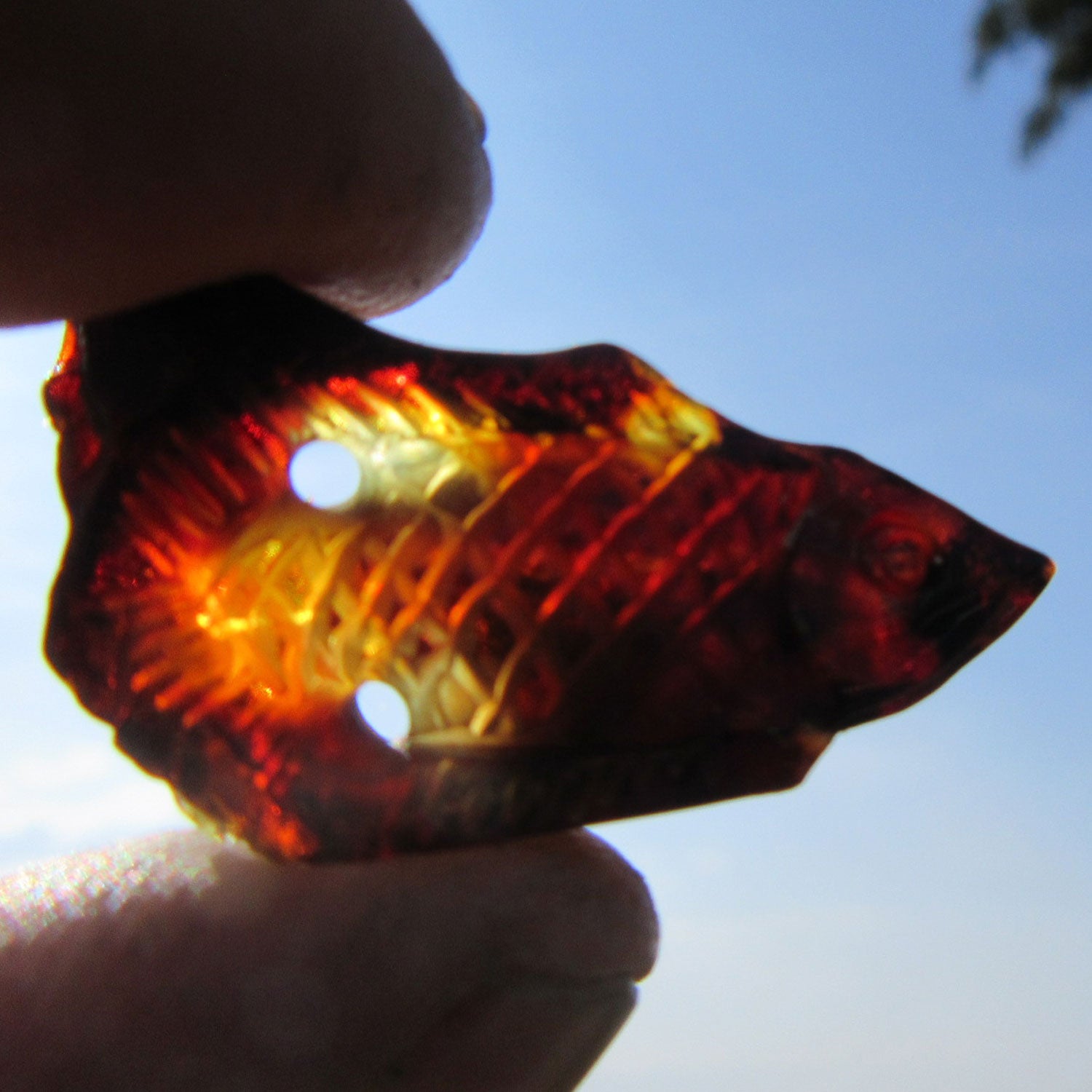 Fisch aus dunklem Bernstein – handgefertigtes Unikat