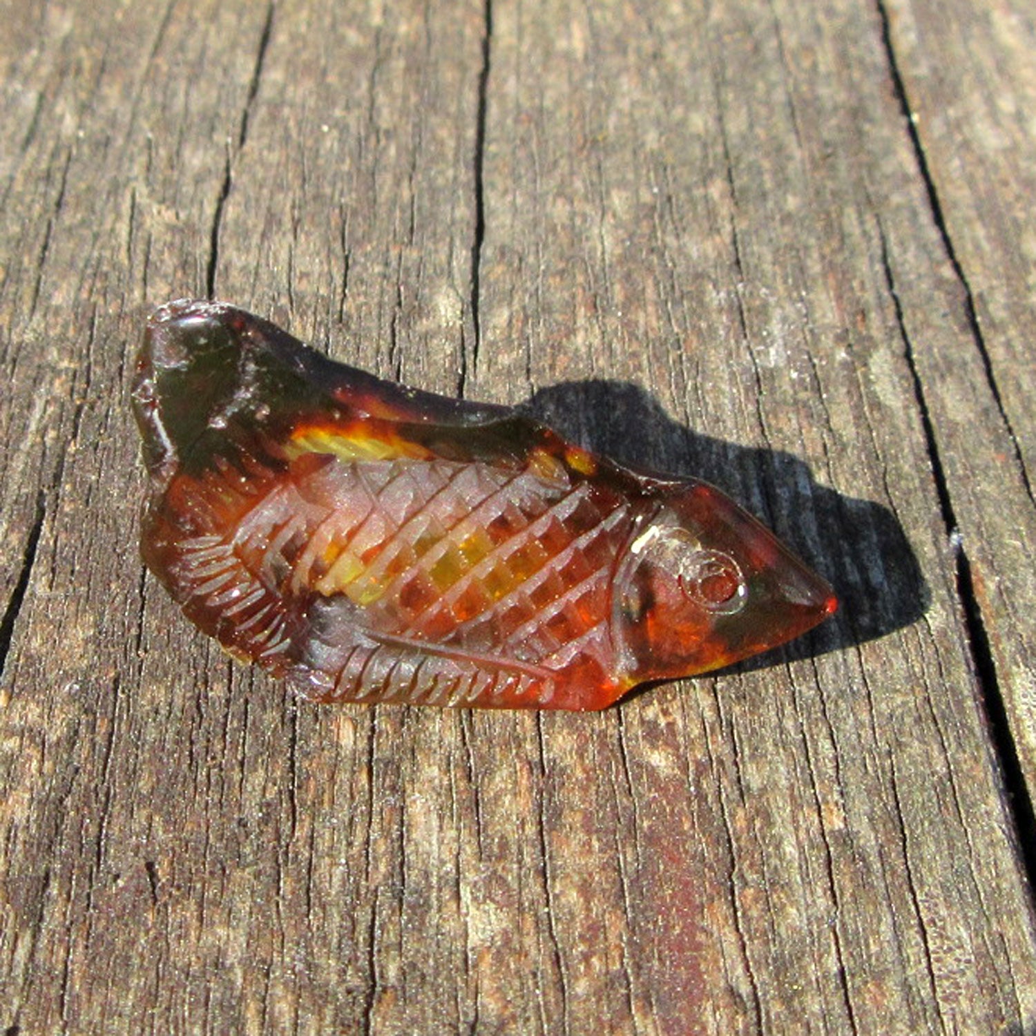 Fisch aus dunklem Bernstein – handgefertigtes Unikat