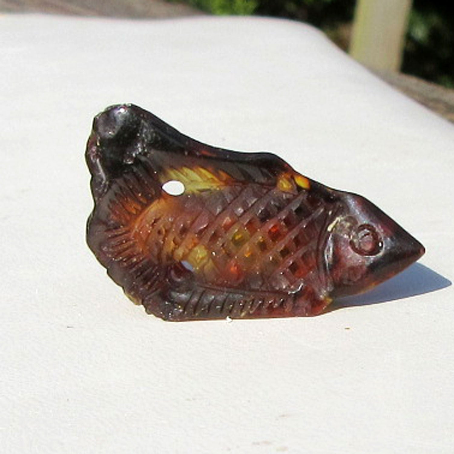 Fisch aus dunklem Bernstein – handgefertigtes Unikat