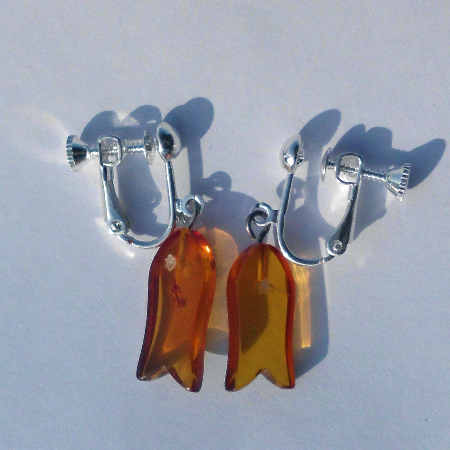 Einzelstück Klappbrissur aus Bernstein mit Fischen