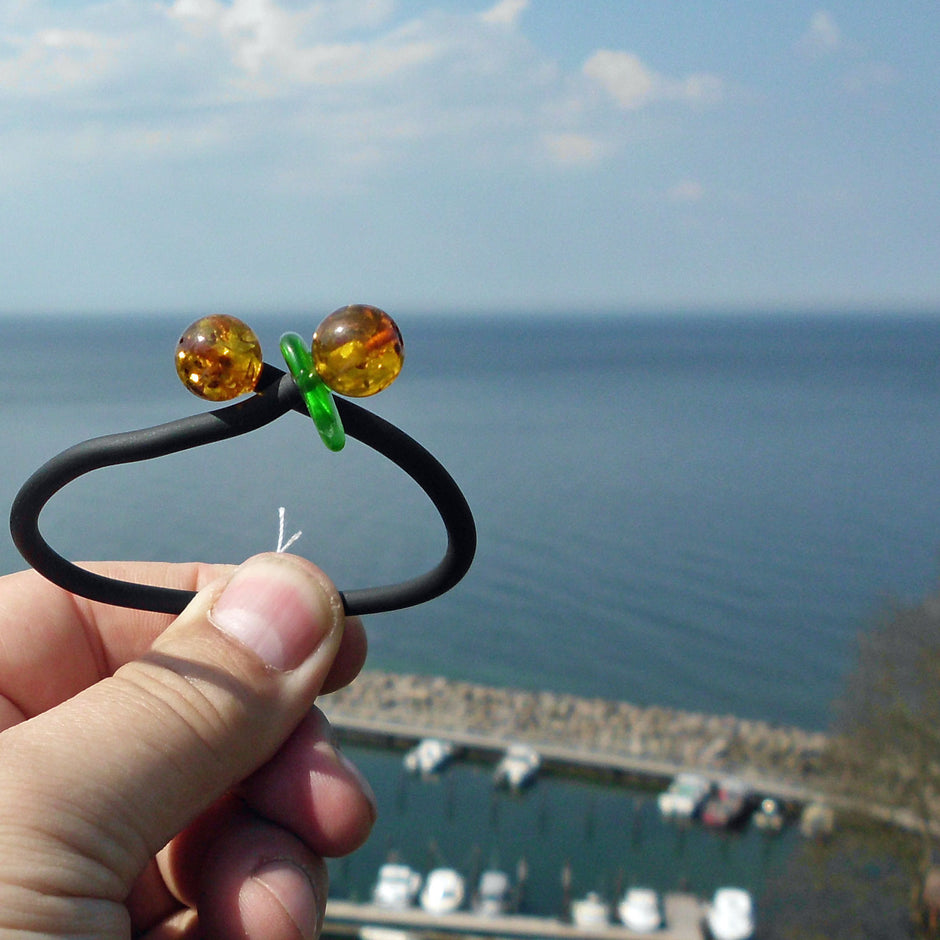 Flexibles Kautschukarmband mit Bernstein und Seeglas