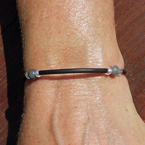 Flexibler Armreif aus Feuerstein und Seeglas, Unikat