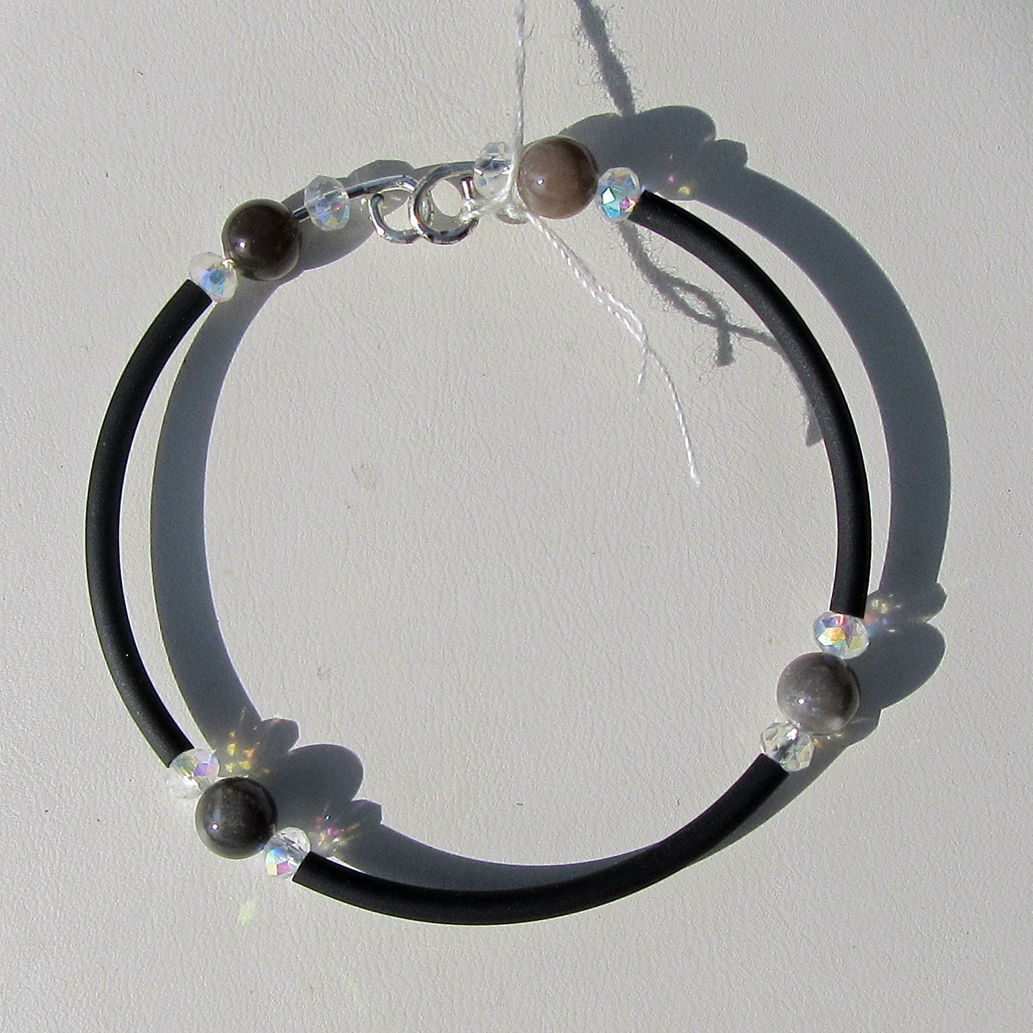 Flexibler Armreif aus Feuerstein und Seeglas, Unikat