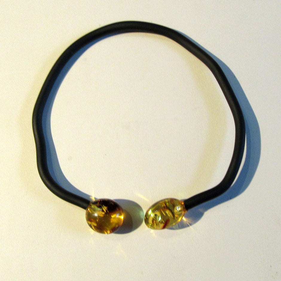 Flexibles Kautschukarmband mit 2 klaren Bernsteinen
