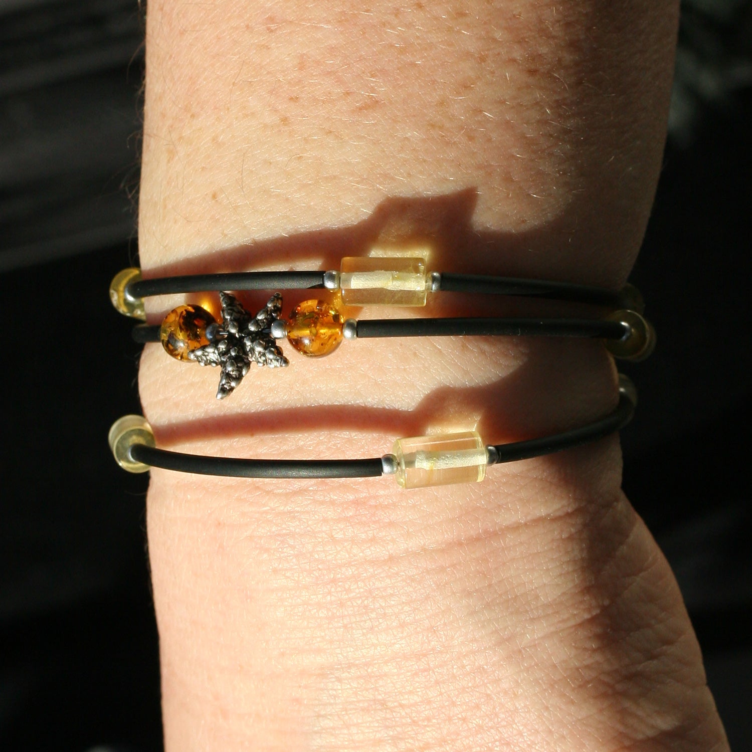 Flexibler Armreif aus Bernstein und Silber-Seestern