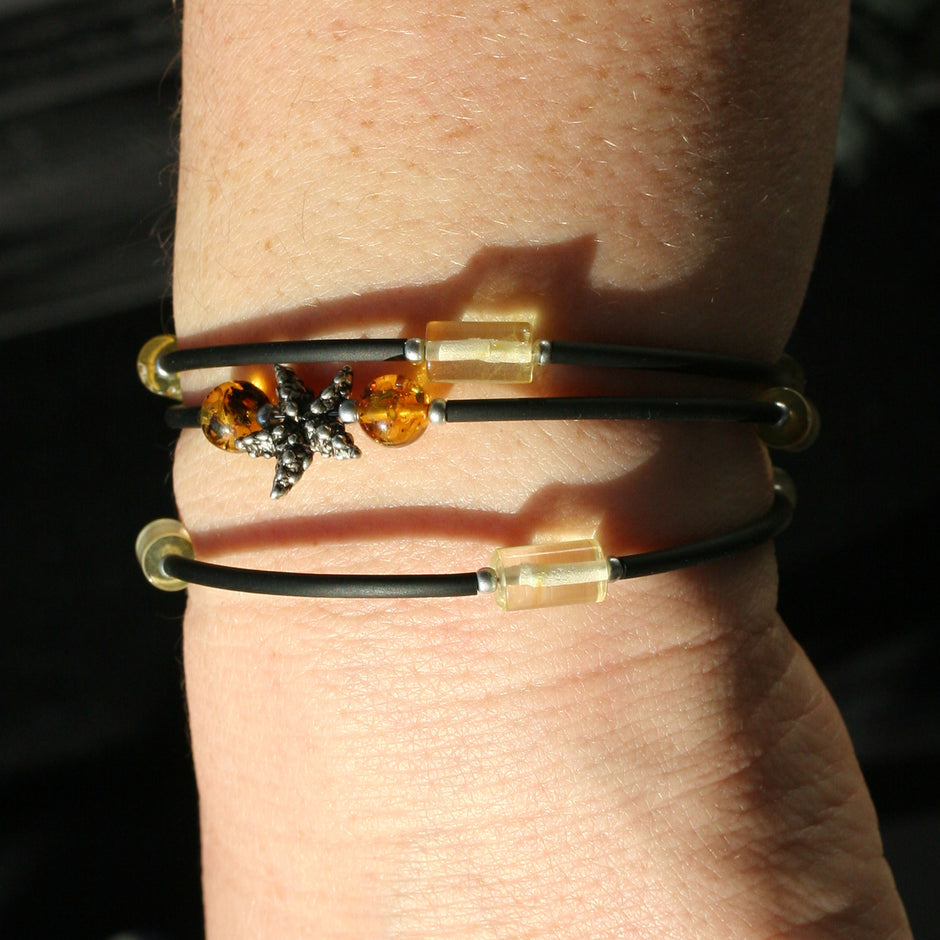 Flexibler Armreif aus Bernstein und Silber-Seestern