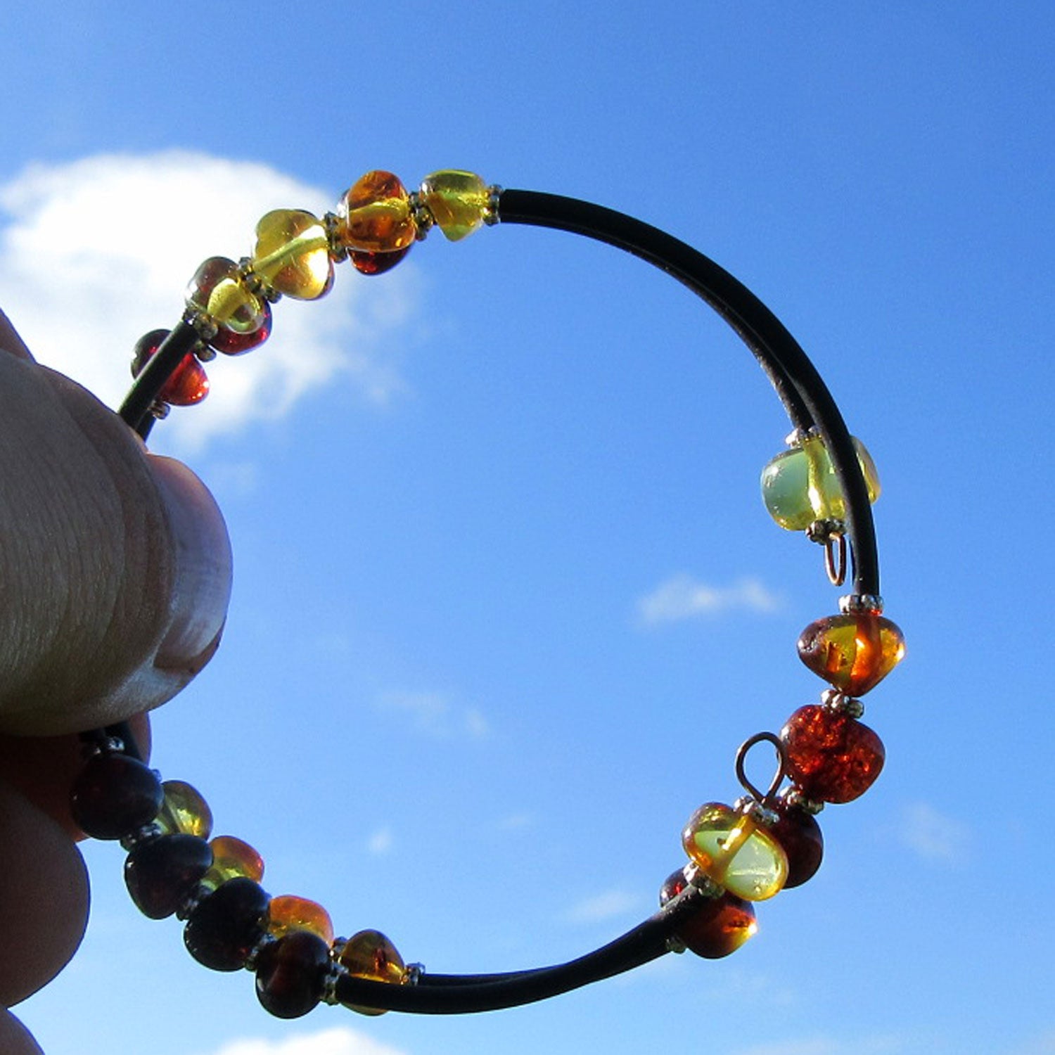 Flexibler Armreif mit polierten Bernsteinperlen