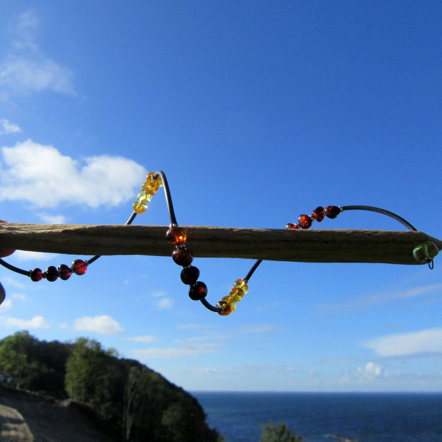 Flexibler Armreif mit polierten Bernsteinperlen