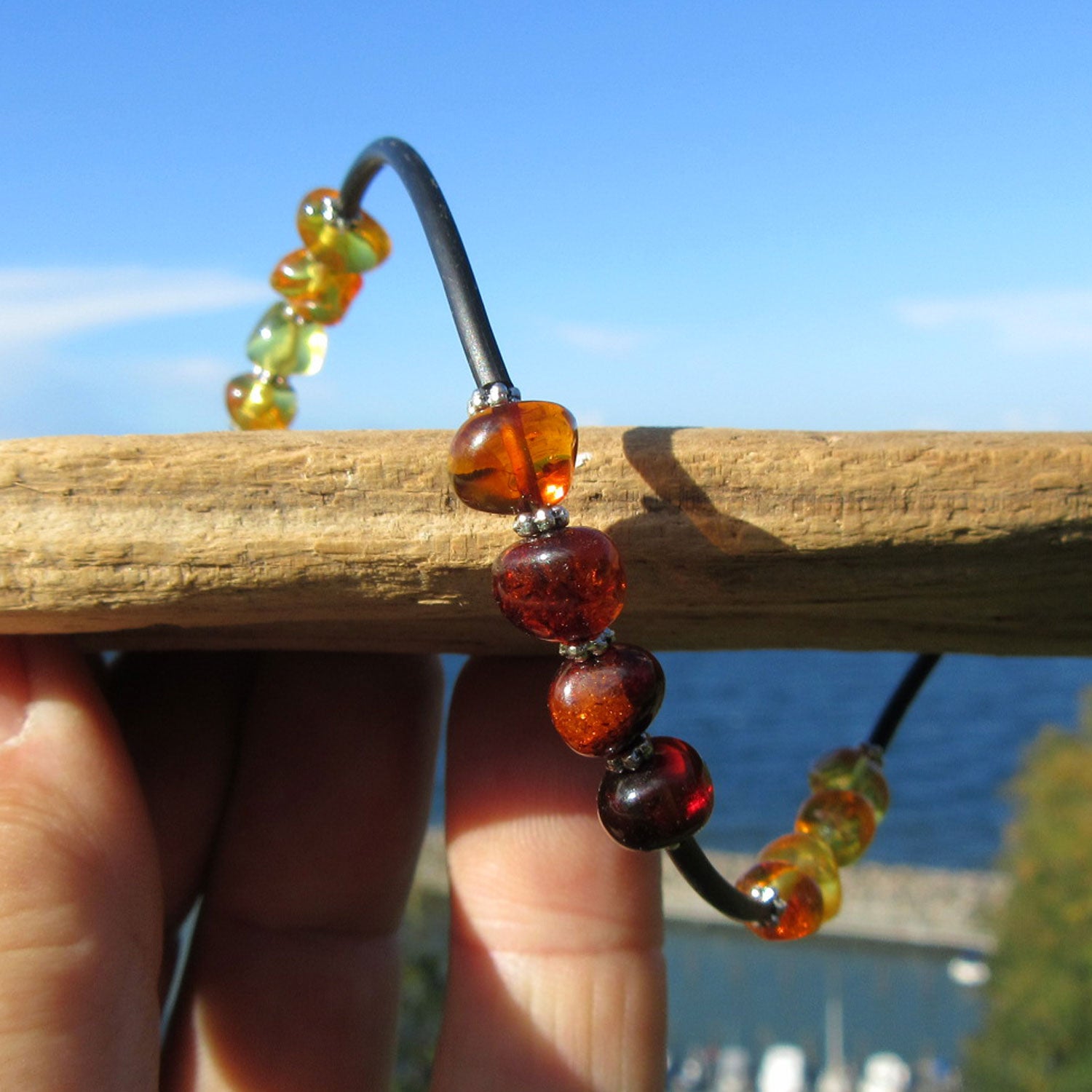 Flexibler Armreif mit polierten Bernsteinperlen