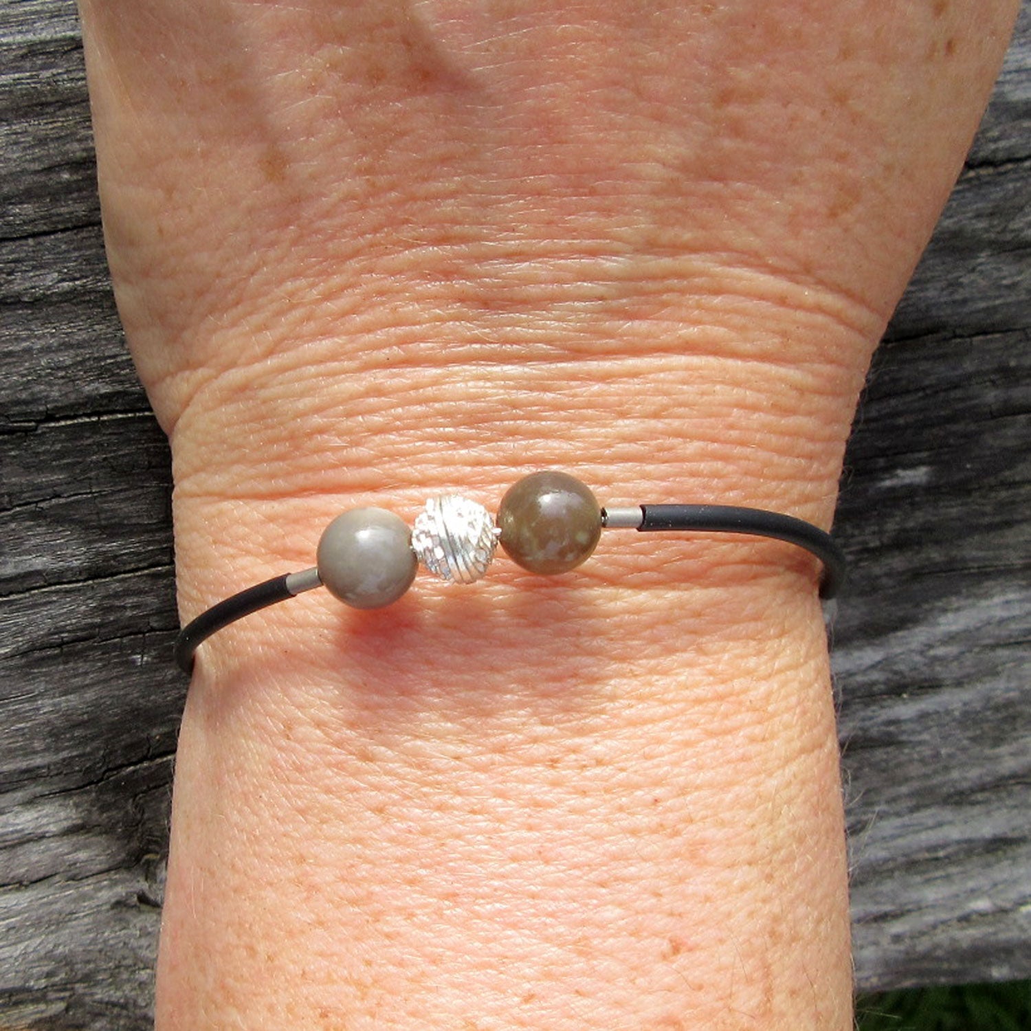 Flexibler Armreif mit Feuersteinen und Silber-Nugget